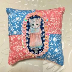 ハンドメイド　パッチde針山　スパンコールなネコさん　パッチワーク　針山　ピンクッション　猫　ネコ　ピンク　スパンコール　花柄