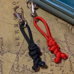 パラコード 人形 キーホルダー 2個セット ジッパーダブ チャーム ストラップ ハンドメイド スマホ カメラ ギフト 黒 クロ ブラック 赤 アカ レッド