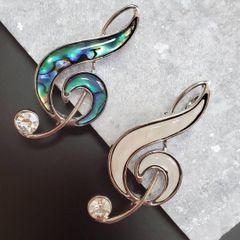 ブローチ コサージュ フォーマル 貝殻 シェル使用 ト音記号 音楽 ラインストーン 小さめ 小さい 軽量 上品 卒業式 入学式 卒園式 入園式 プレゼント プチプラ 女性 レディース メンズ 男性 ホワイト／グリーン ストールピン ミニサイズ 変形 セレモニー