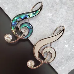 ブローチ コサージュ フォーマル 貝殻 シェル使用 ト音記号 音楽 ラインストーン 小さめ 小さい 軽量 上品 卒業式 入学式 卒園式 入園式 プレゼント プチプラ 女性 レディース メンズ 男性 ホワイト／グリーン ストールピン ミニサイズ 変形 セレモニー