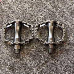 [新品]スタイリッシュアルミフラットペダル　ブラック　両面踏み