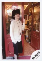 【中古】生写真(ジャニーズ) Kis-My-Ft2/玉森裕太/全身・衣装白・帽子白・左手ピース・右手ポケット・店の前/海外(台湾)オフショット/公式生写真 