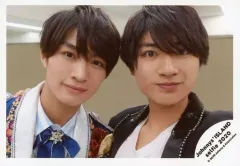 【中古】生写真(ジャニーズ) ジャニーズJr./那須雄登・本高克樹/横型・バストアップ・衣装白・黒・青・両手下・口閉じ・那須首傾げ/Johnnys’ ISLAND セルフィー 2020/公式生写真