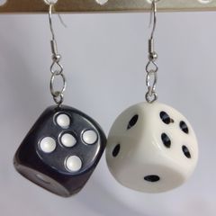 アシンメトリー　サイコロ　ピアス　レディース　白　黒