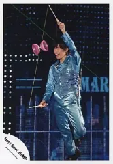 【中古】生写真(ジャニーズ) Hey! Say! JUMP/知念侑李/ライブフォト・全身・衣装水色・両手ハンドスティック・体左向き・ディアボロ・笑顔/公式生写真